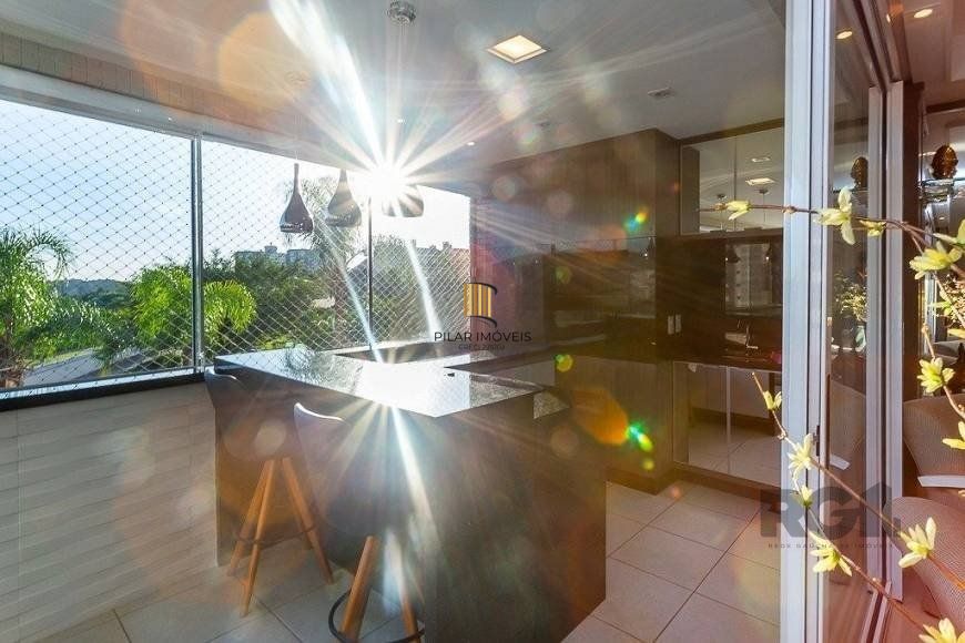 Excelente apartamento, finamente decorado e mobiliado, excelente iluminação, possuindo 03 dormitórios e 03 suites, sendo 01 master