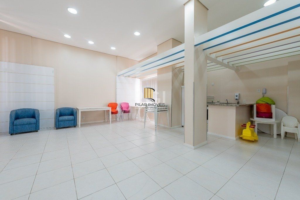 Apartamento de três dormitórios, suíte e uma vaga de garagem no bairro Cristo Redentor em Porto Alegre.