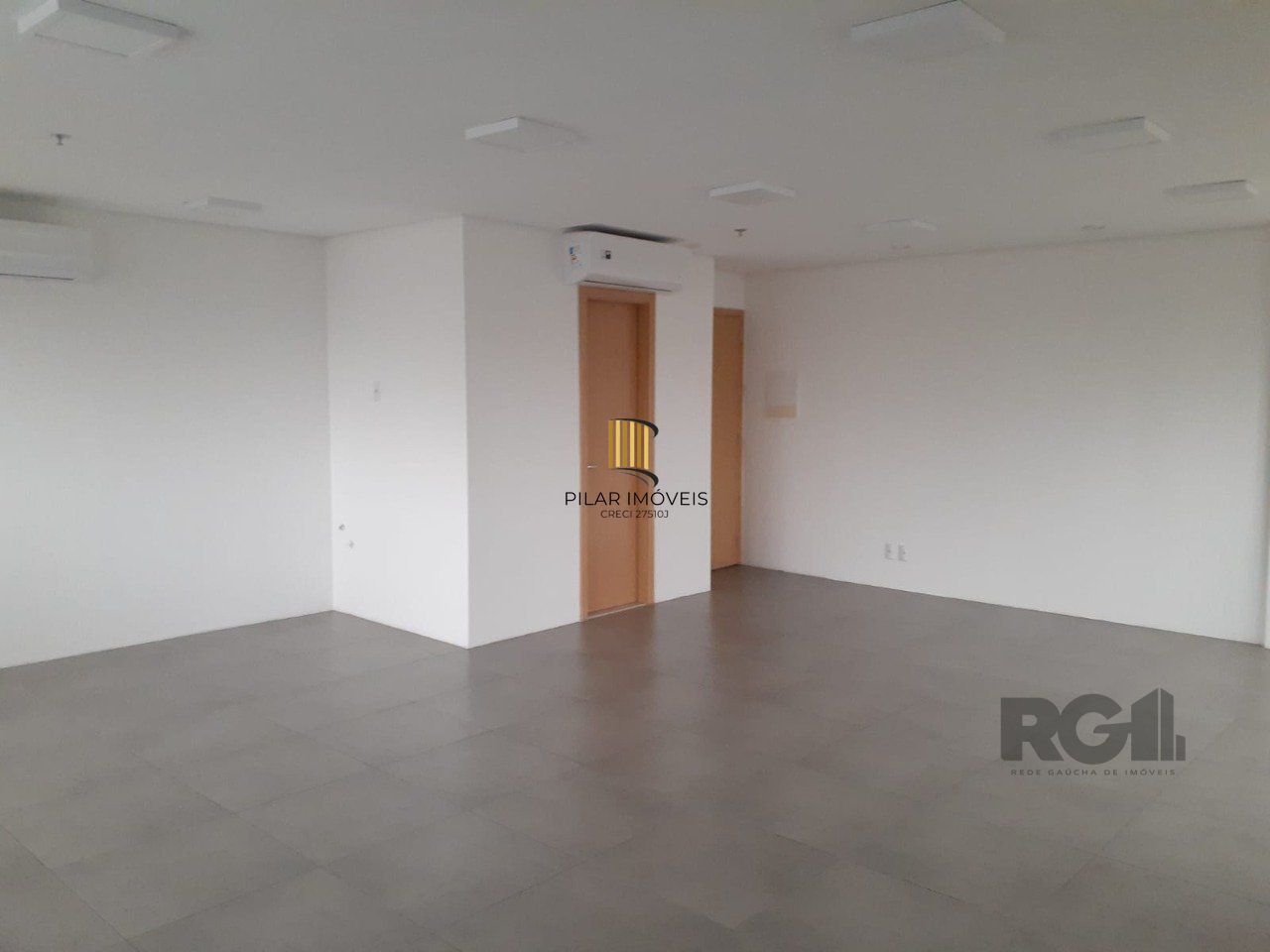 Excelente sala comercial no Menino Deus, com uma vaga de garagem coberta e escriturada.