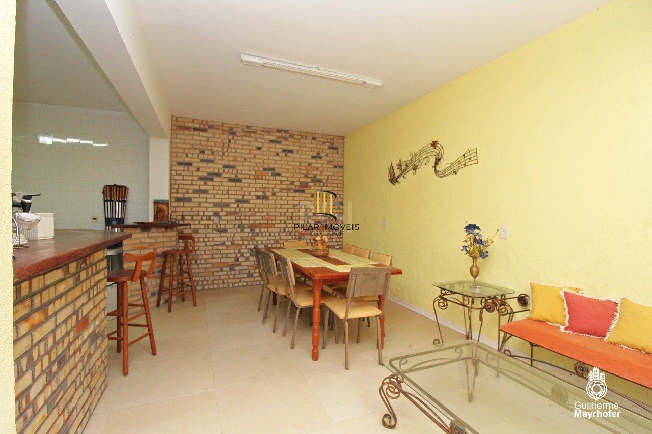 Casa para Venda - 347m², 5 dormitórios, sendo 2 suites, 3 vagas - São João