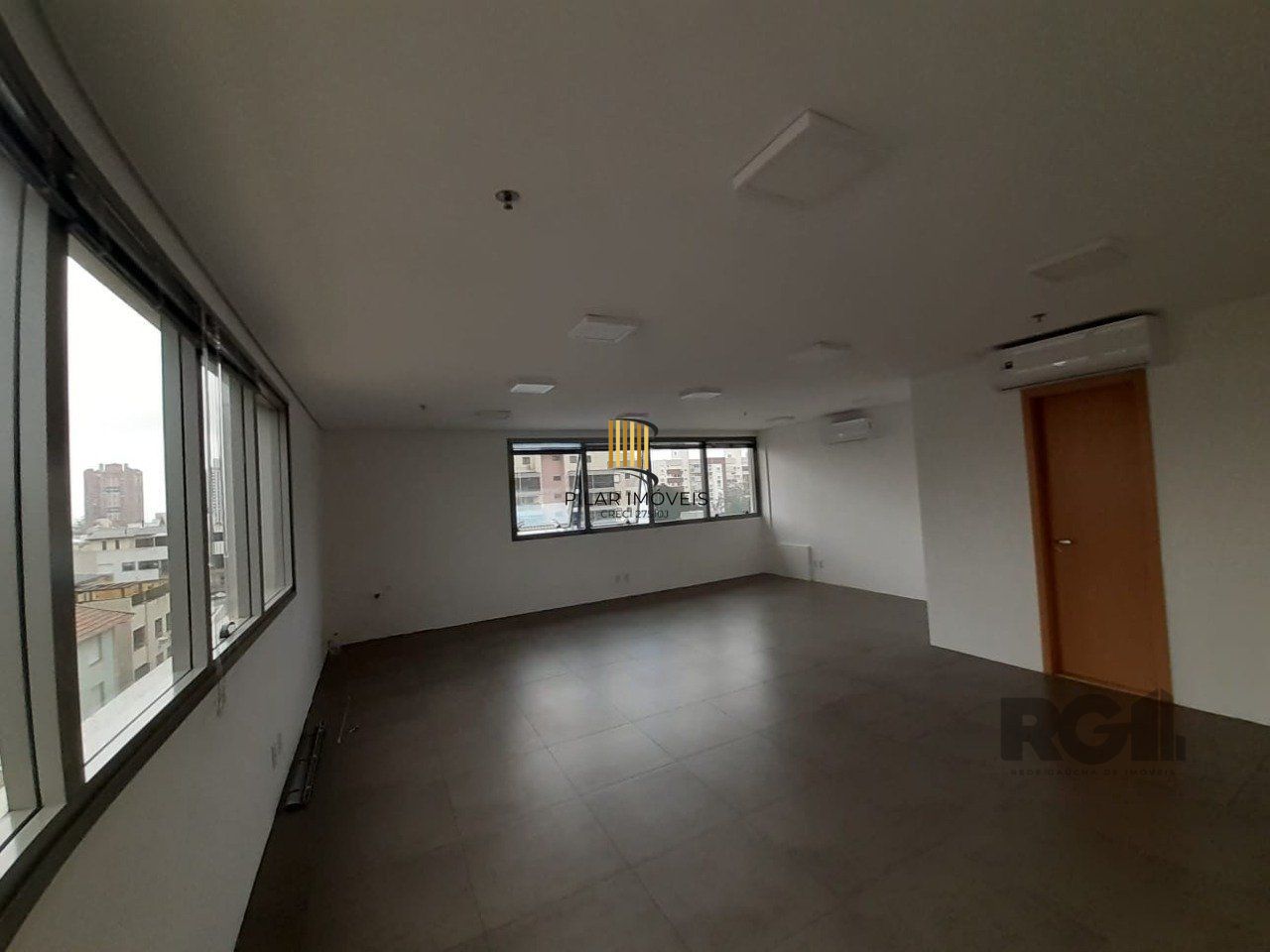 Excelente sala comercial no Menino Deus, com uma vaga de garagem coberta e escriturada.