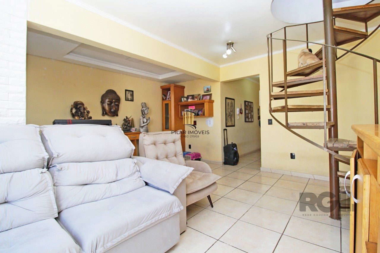 Vende Apartamento de cobertura duplex de 2 dormitórios com garagem escriturada e semi-mobiliado, no bairro Cidade Baixa.