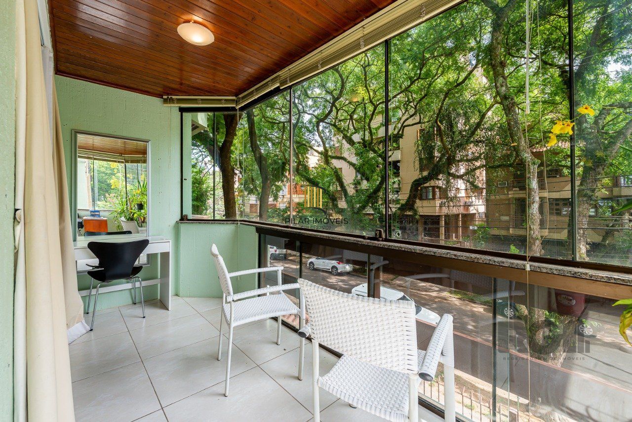 Apartamento de três quartos, suíte e uma vaga de garagem no bairro Petrópolis em Porto Alegre.