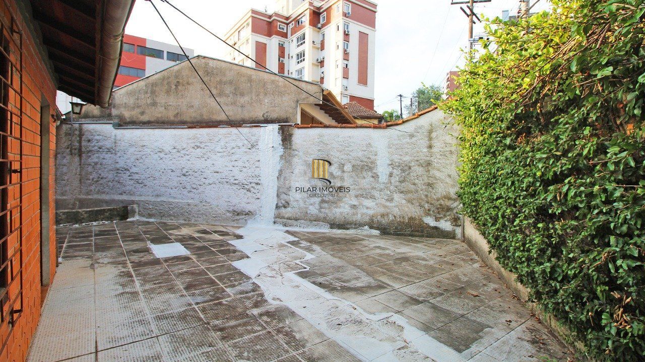 Casa com quatro (4) dormitórios,  duas (2) vagas de garagem, no bairro Passo da Areia em Porto Alegre.
