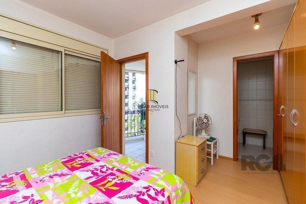   Apartamento de um quarto, suíte e uma vaga de garagem no bairro Menino Deus em Porto Alegre.