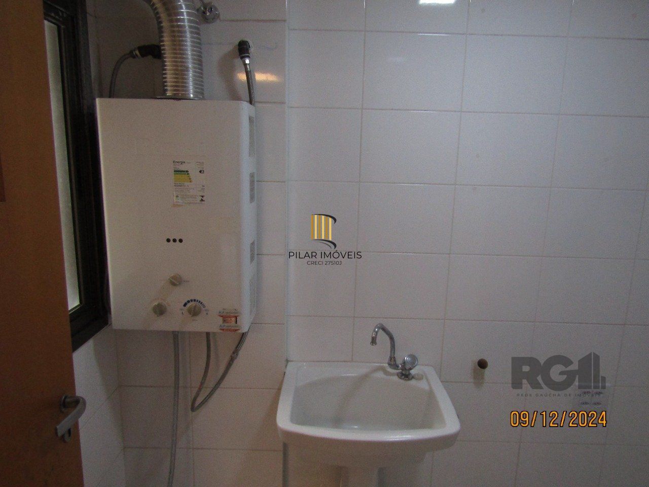 Apartamento de três dormitórios, suíte e duas vagas de garagem no bairro Higienópolis em Porto Alegre.
