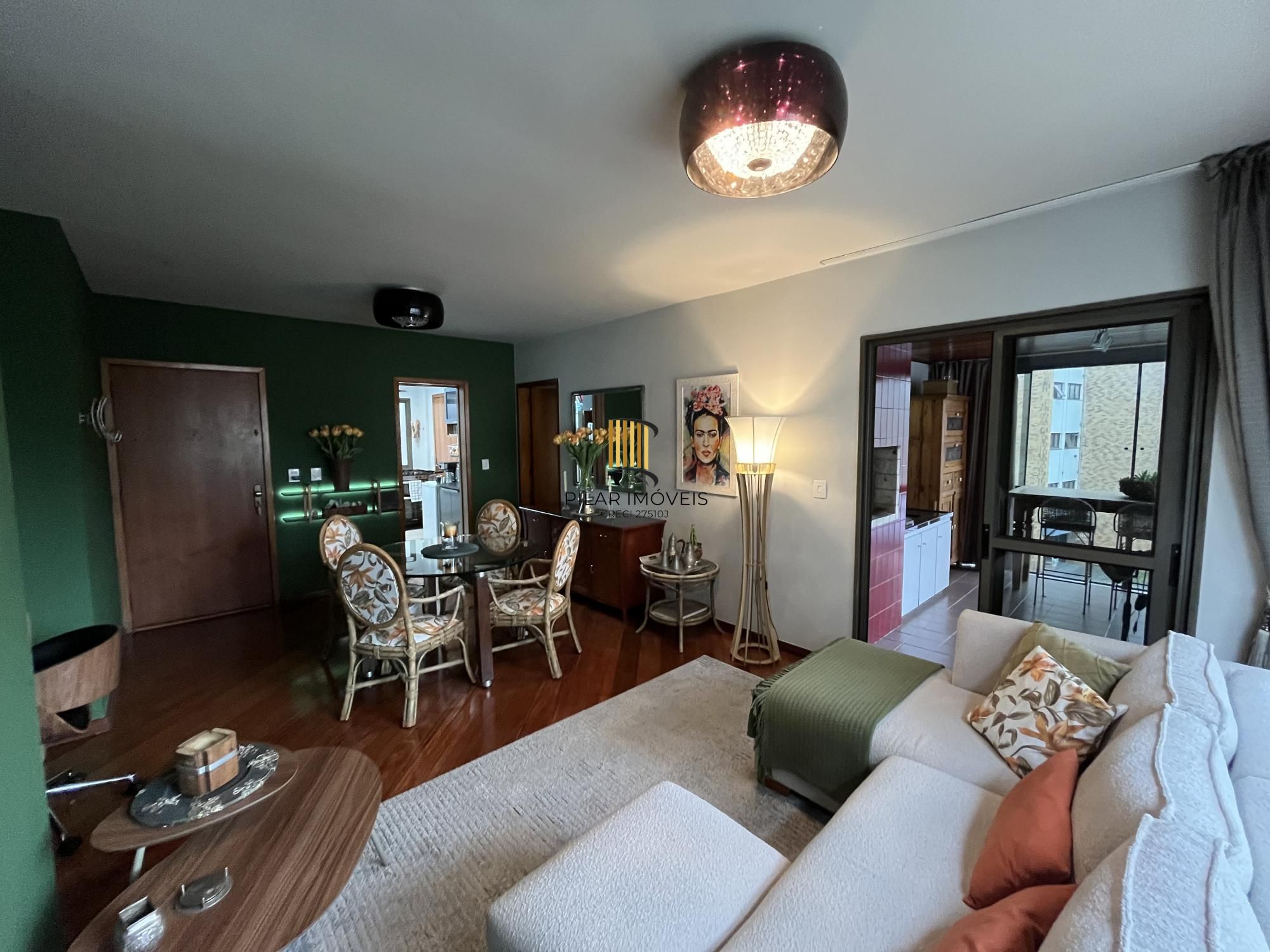 Apartamento de 2 quartos, suíte, churrasqueira, lareira e garagem Bela Vista POA