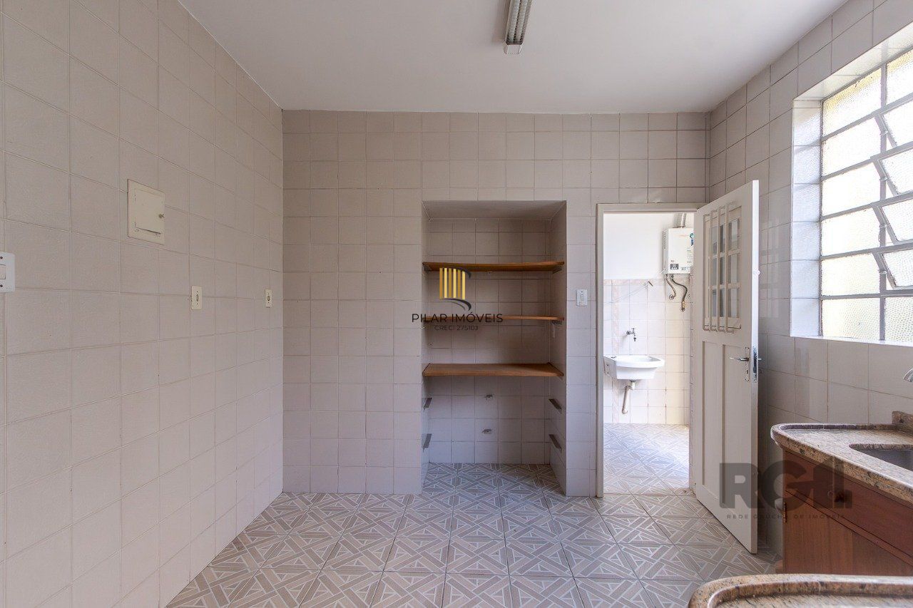 Apartamento de dois quartos e dois banheiros no bairro Rio Branco em Porto Alegre.