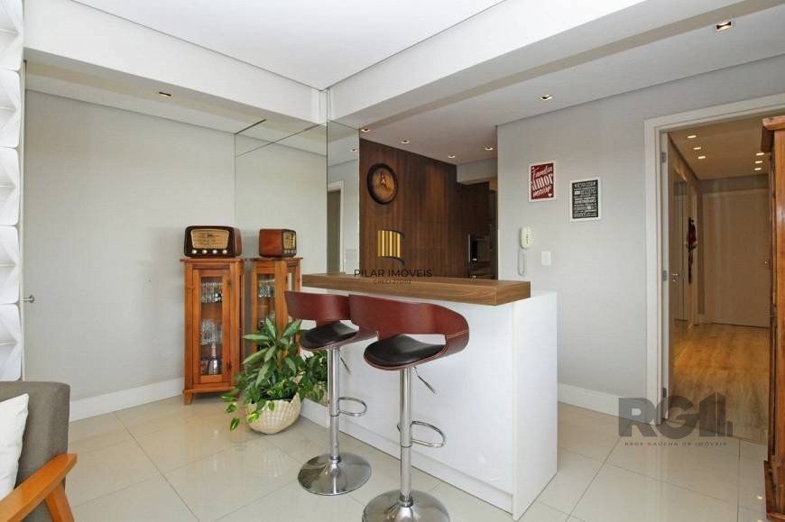 EXCELENTE OPORTUNIDADE! 120m2, 2 VAGAS, ANDAR ALTÍSSIMO COM VISTA PARA AEROPORTO! Apartamento 3 dormitórios (sendo 1 suíte) 