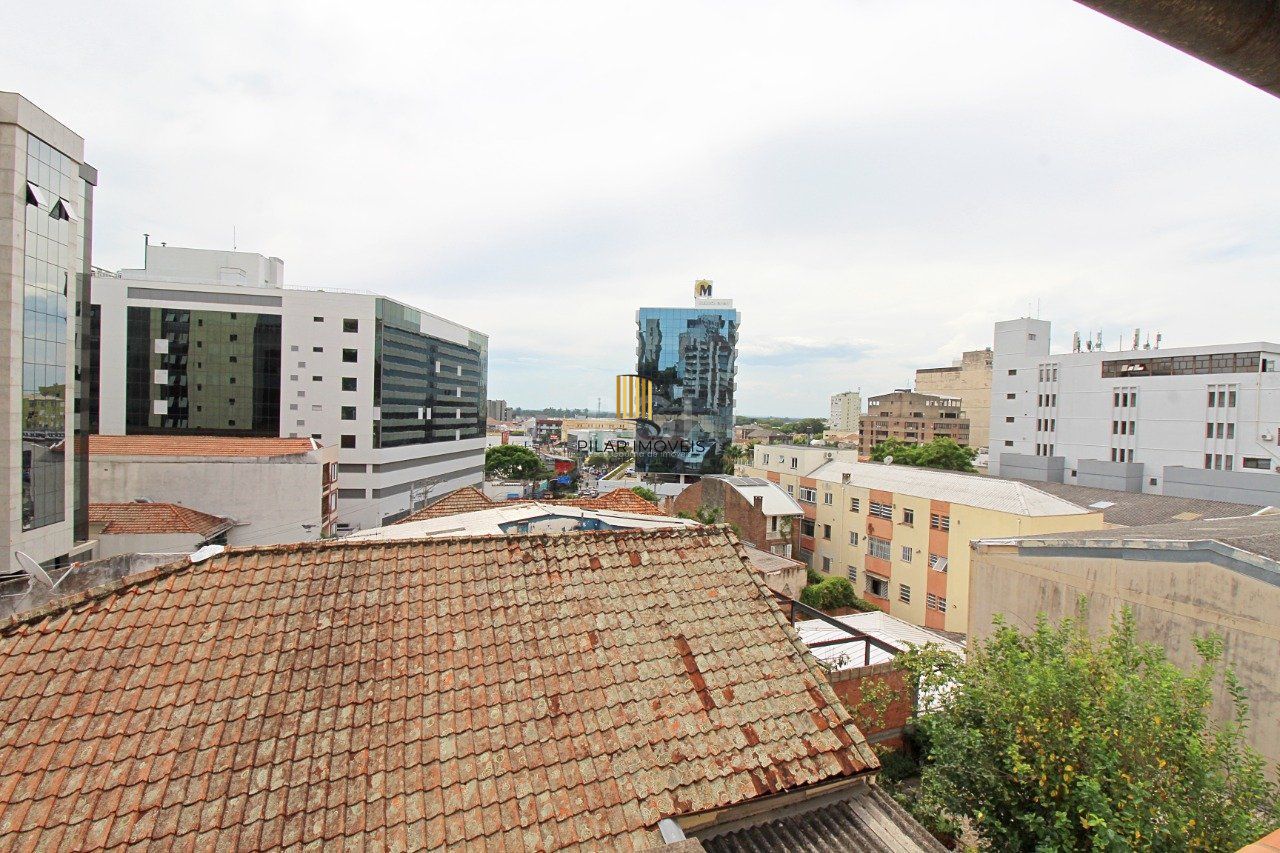 Cobertura de dois dormitórios e dois banheiros, próximo ao hospital Moinhos de Vento e shopping total, bairro Floresta em Porto Alegre.