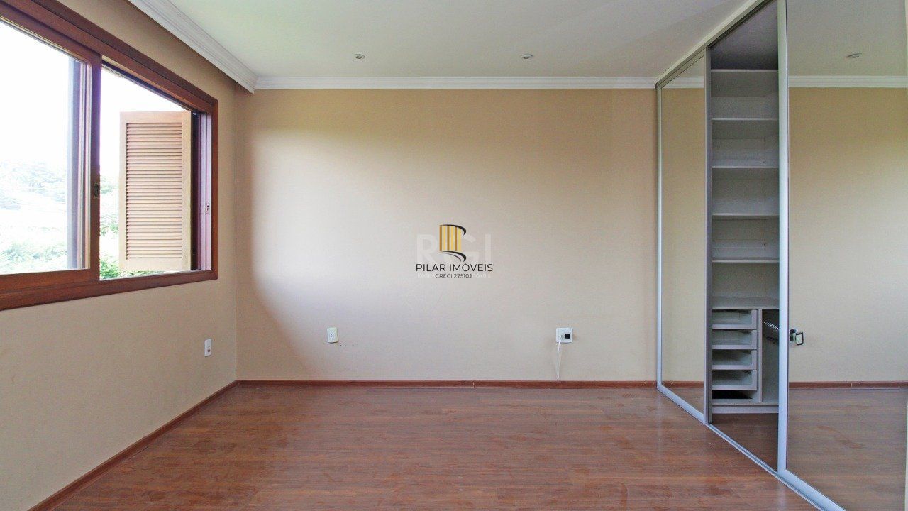   Excelente casa em condomínio com três (3) dormitórios, uma (1) suíte, duas (2) vagas de garagem próximo  ao Barra Shopping , no bairro  Cristal em Porto Alegre.