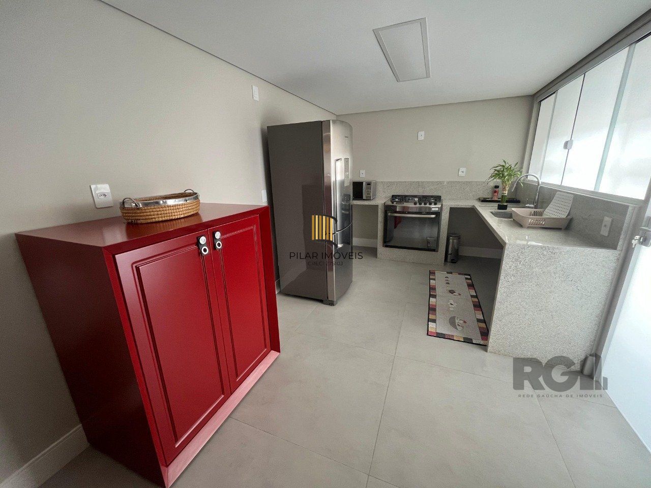 Apartamento de três quartos, suíte e uma vaga de garagem no bairro Independência em Porto Alegre.
