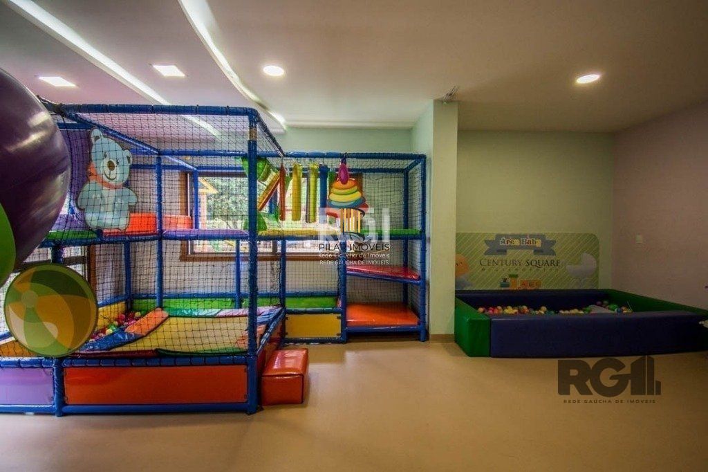 Apartamento de três dormitórios, suíte e duas vagas de garagem no bairro Higienópolis em Porto Alegre.