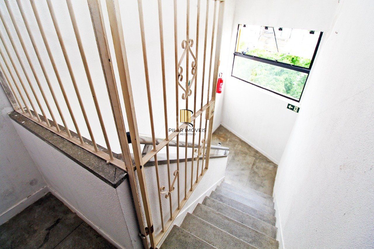 Apartamento de 2 (dois) dormitórios, com excelente localização, no Bairro Petrópolis. Amplo living, cozinha e área de serviço, banho social.