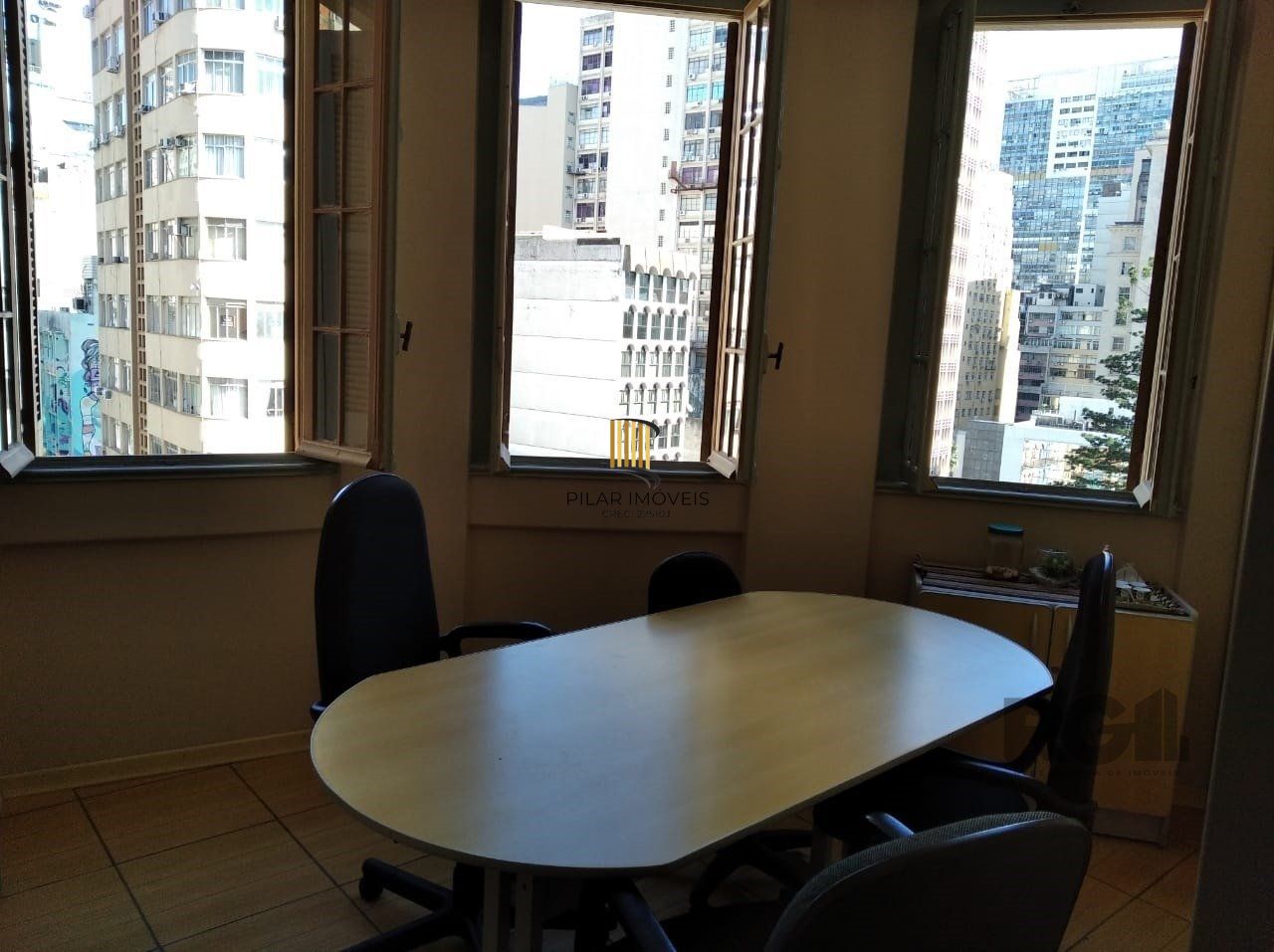 Vende sala com excelente localização próximo do Mercado Público, frente, andar alto. Condomínio oferece: Portaria em horário comercial, elevadores e câmeras de vigilância.
