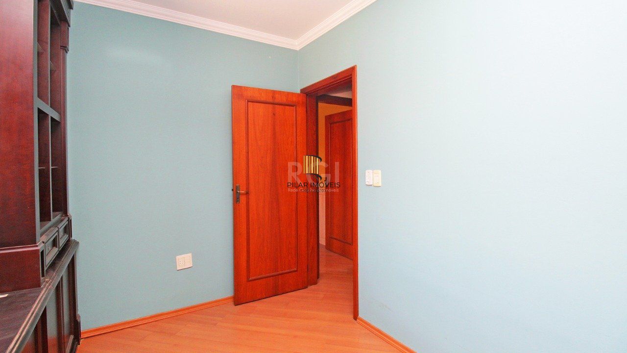   Excelente casa em condomínio com três (3) dormitórios, uma (1) suíte, duas (2) vagas de garagem próximo  ao Barra Shopping , no bairro  Cristal em Porto Alegre.