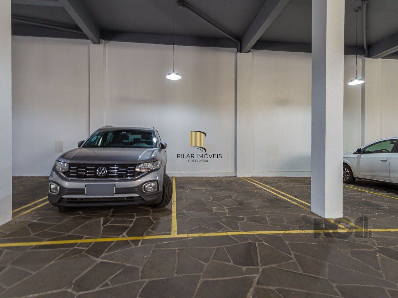 Sala comercial e uma vaga de garagem no bairro Menino Deus em Porto Alegre