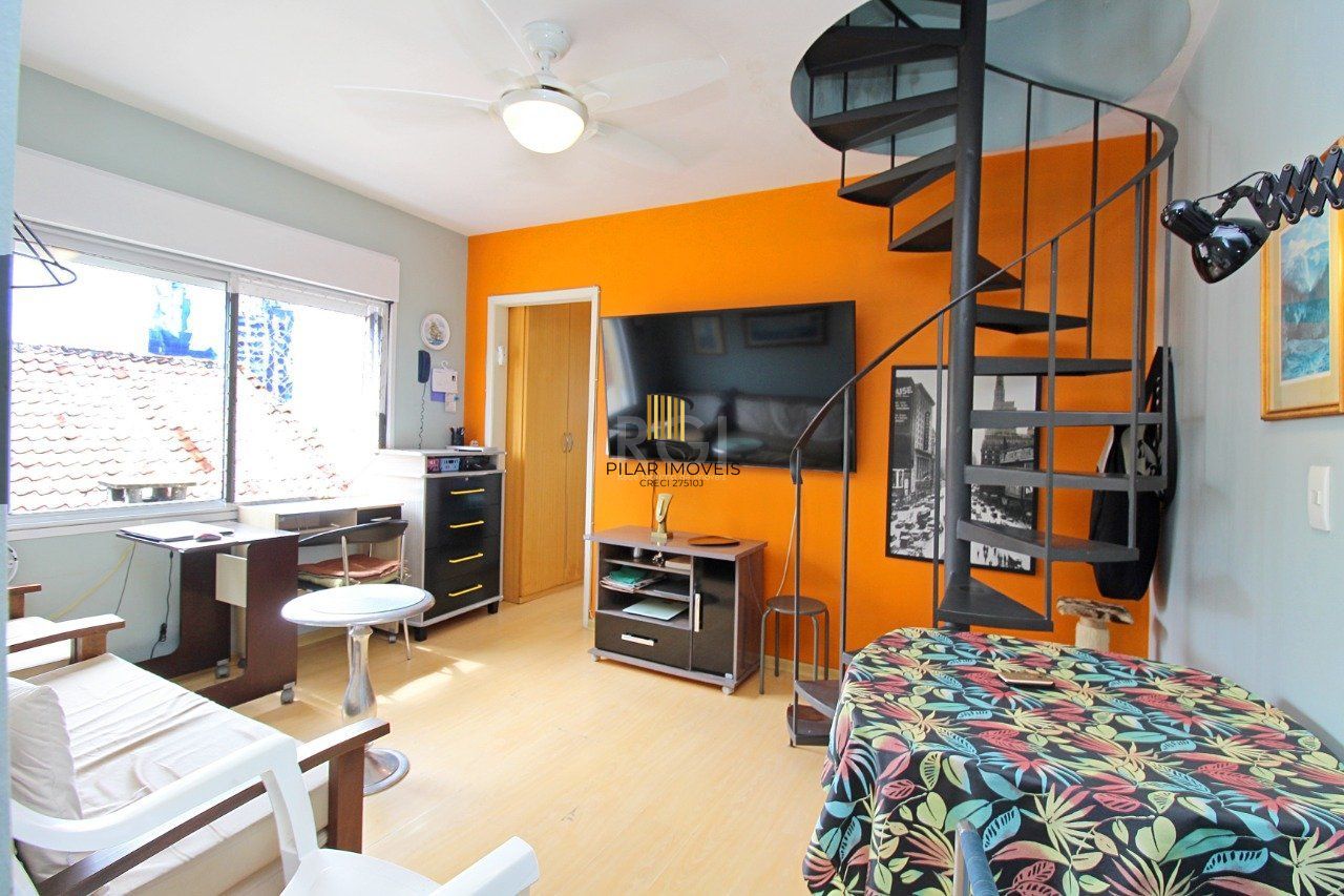 Cobertura de dois dormitórios e dois banheiros, próximo ao hospital Moinhos de Vento e shopping total, bairro Floresta em Porto Alegre.