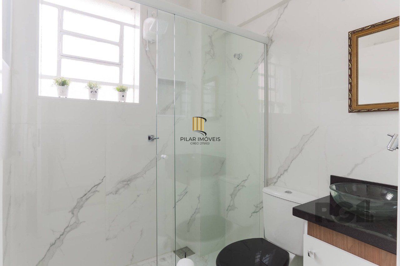 Apartamento de dois quartos no bairro Farroupilha em Porto Alegre.