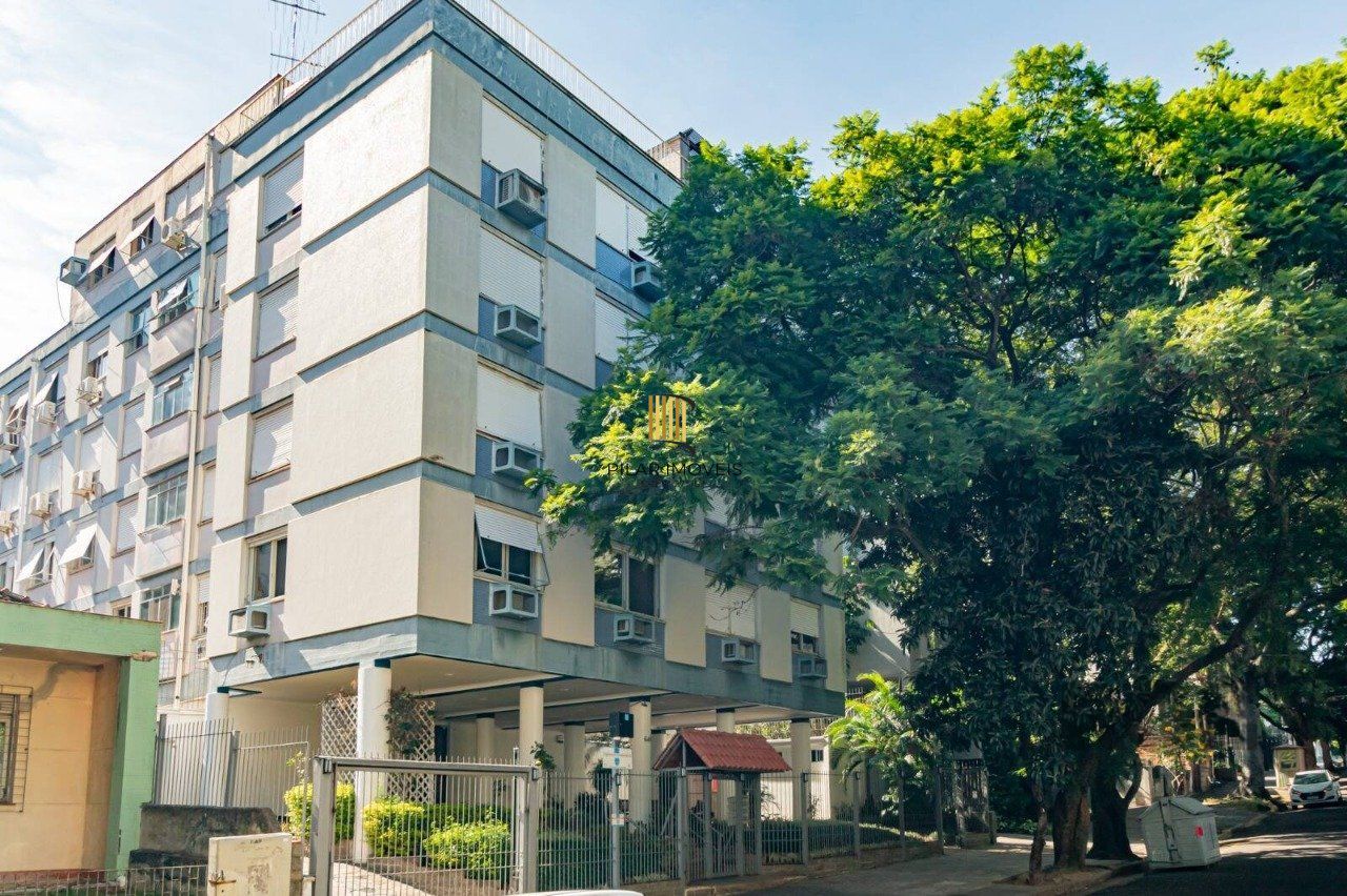 Cobertura de três quartos, suíte e uma vaga de garagem no bairro Higienópolis