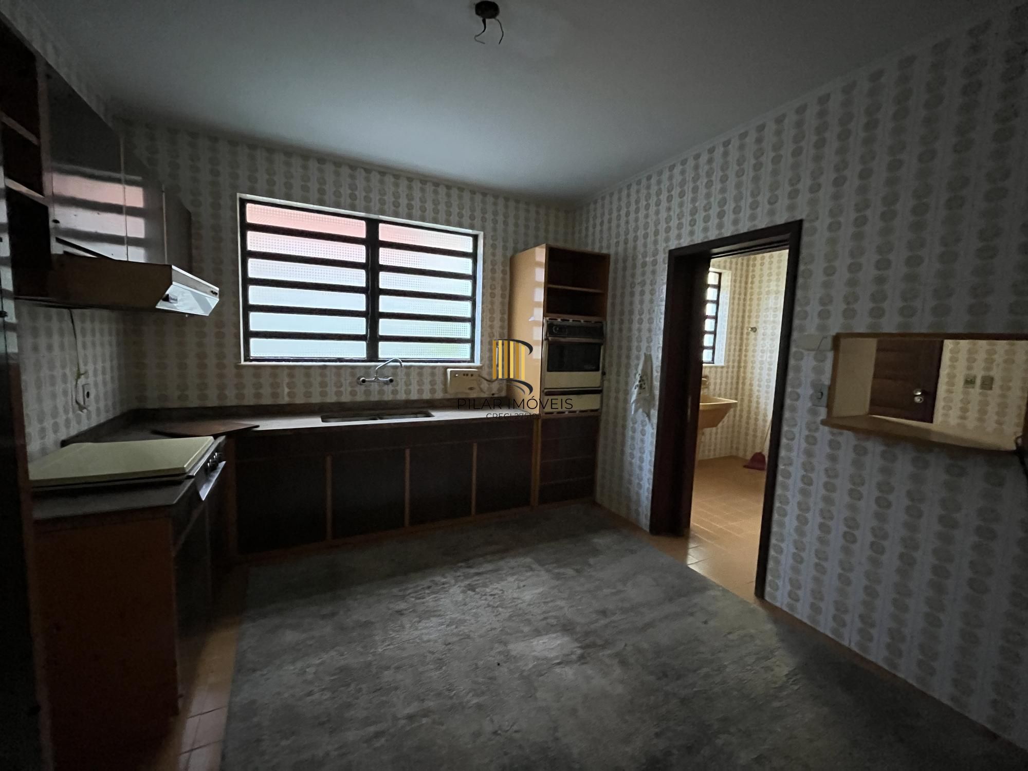 Casa de 4 quartos, 2 suítes e 2 vagas de garagem no bairro Boa Vista em POA