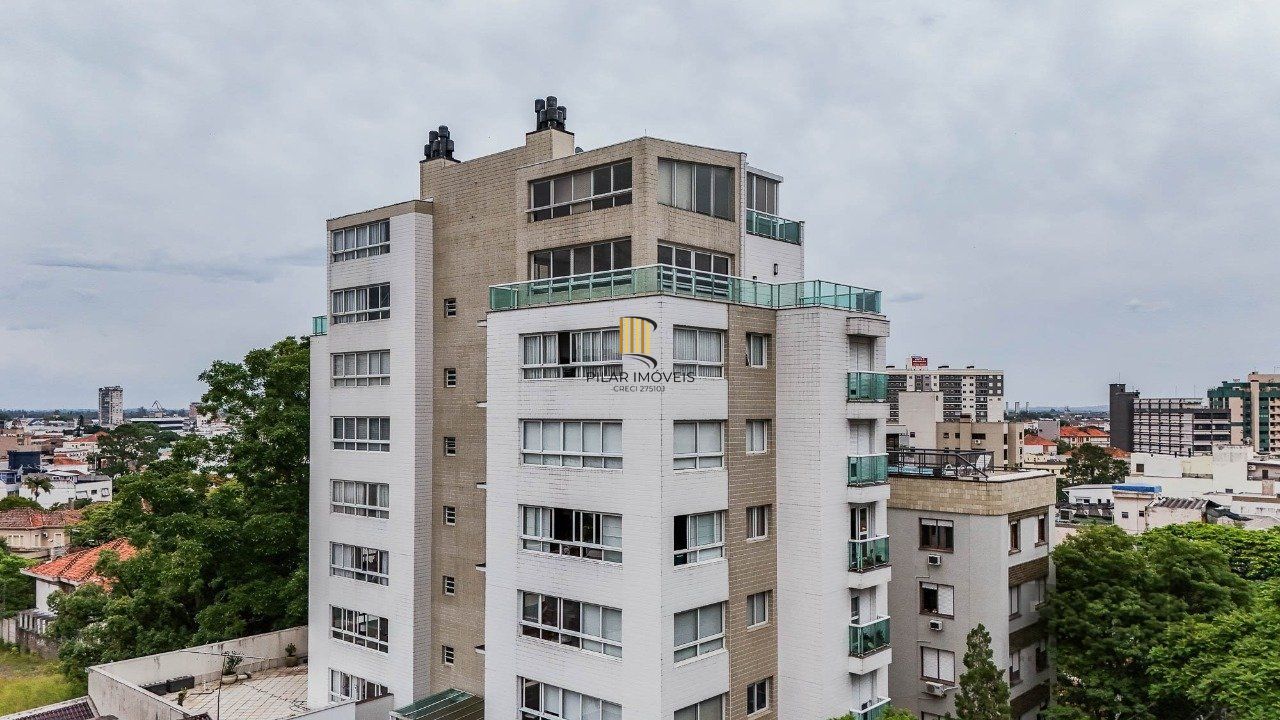 Cobertura de um dormitório, suíte e duas vagas de garagem no bairro Higienópolis em Porto Alegre.