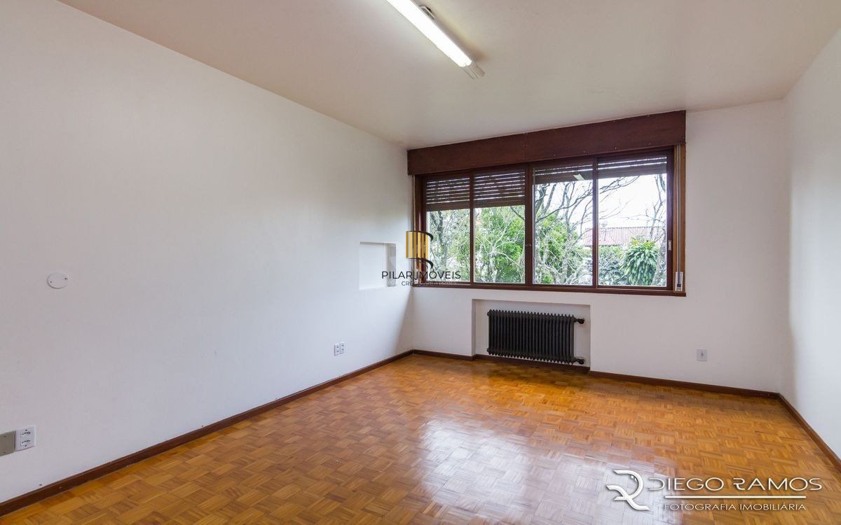 Venda de casa residencial 25,00m x 80,00m- Menino Deus. 4 vagas, 4 dormitórios, sendo 1 suíte, 1 varanda, lareira e churrasqueira.