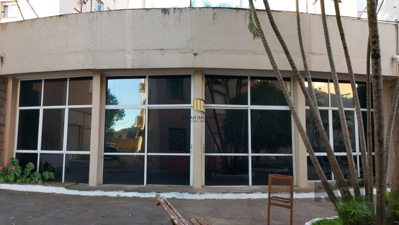 Apartamento de dois dormitórios com uma vaga de garagem no bairro Cristal em Porto Alegre.