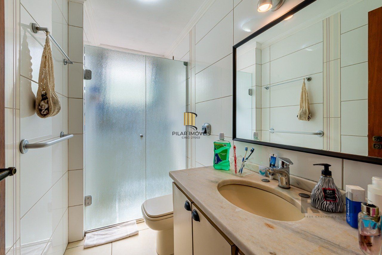 Apartamento de três quartos, suíte e uma vaga de garagem no bairro Petrópolis em Porto Alegre.