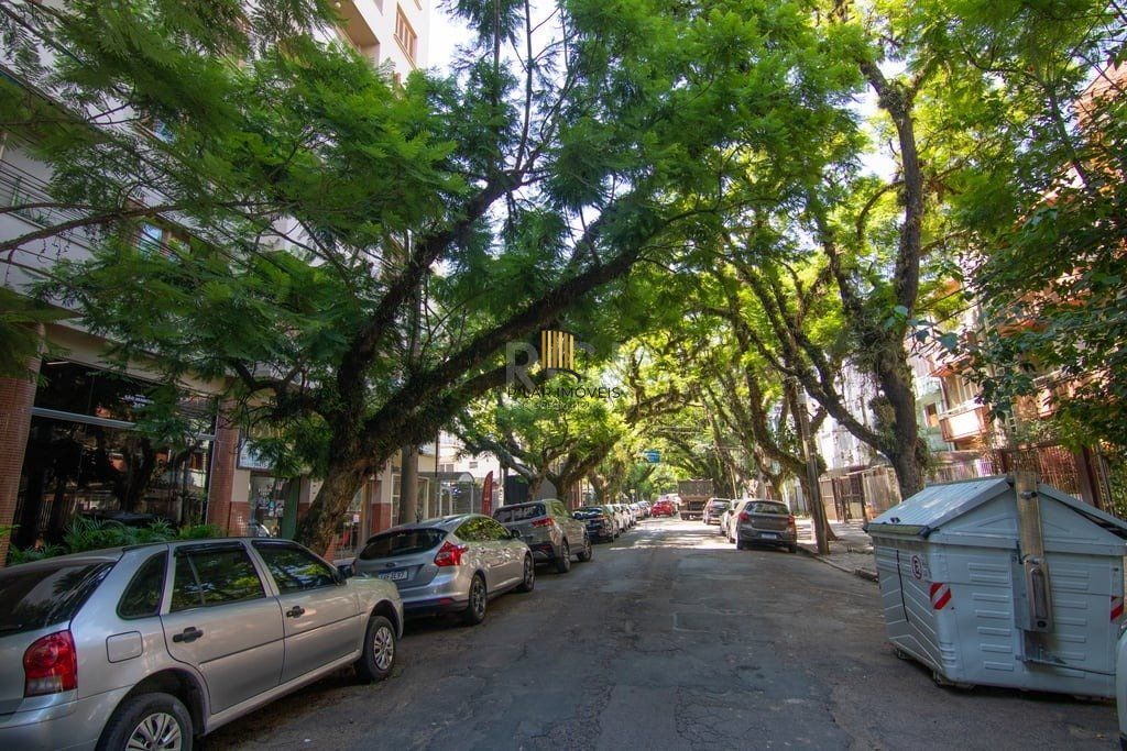 Apartamento de três dormitórios no bairro Independência em Porto Alegre. 