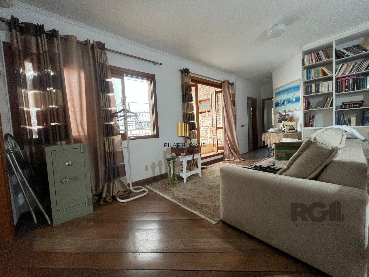 Casa de três quartos, suíte e quatro vagas de garagem no bairro Menino Deus em Porto Alegre