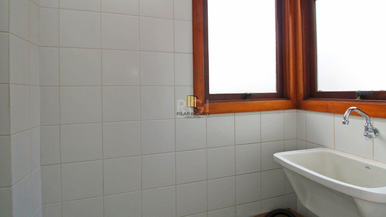 Apartamento de dois dormitórios e uma vaga de garagem na Rua Marcelo Gama, bairro Auxiliadora em Porto Alegre.