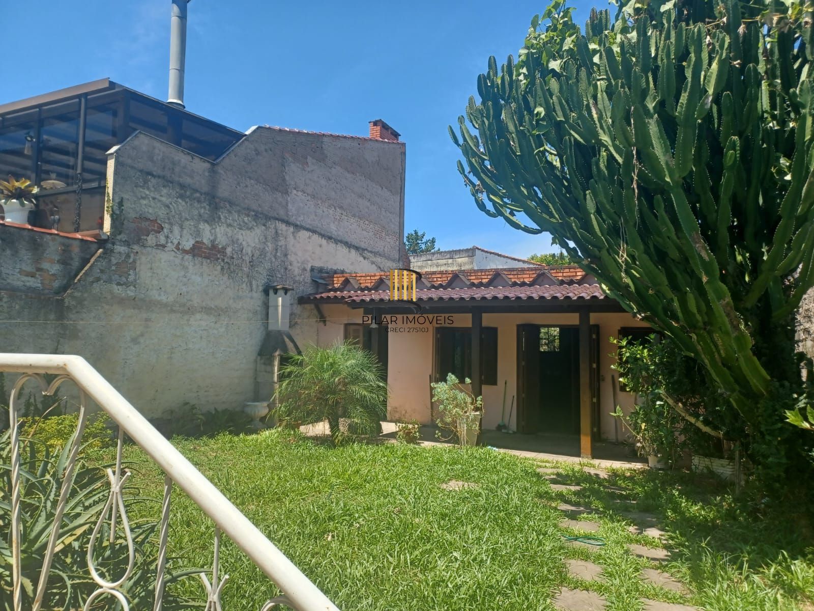 Casa de 3 quartos, suíte e patio no bairro Medianeira em POA
