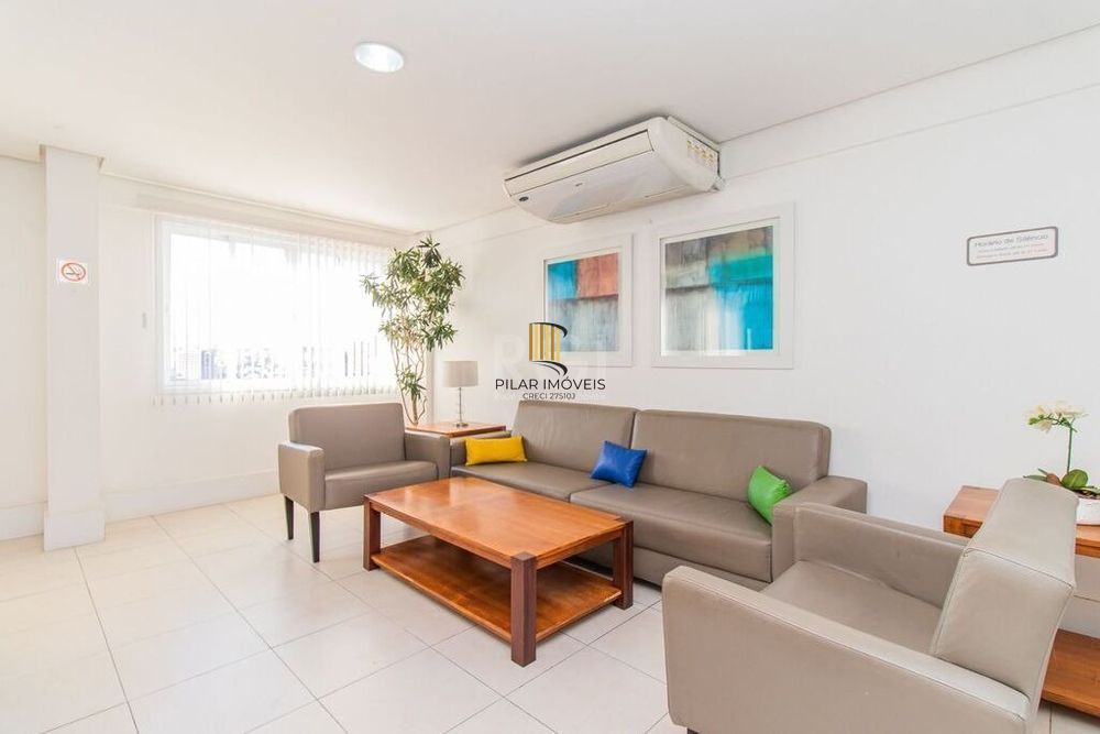 Apartamento de 2 quartos, suíte e 1 vaga de garagem no bairro Azenha em POA/RS