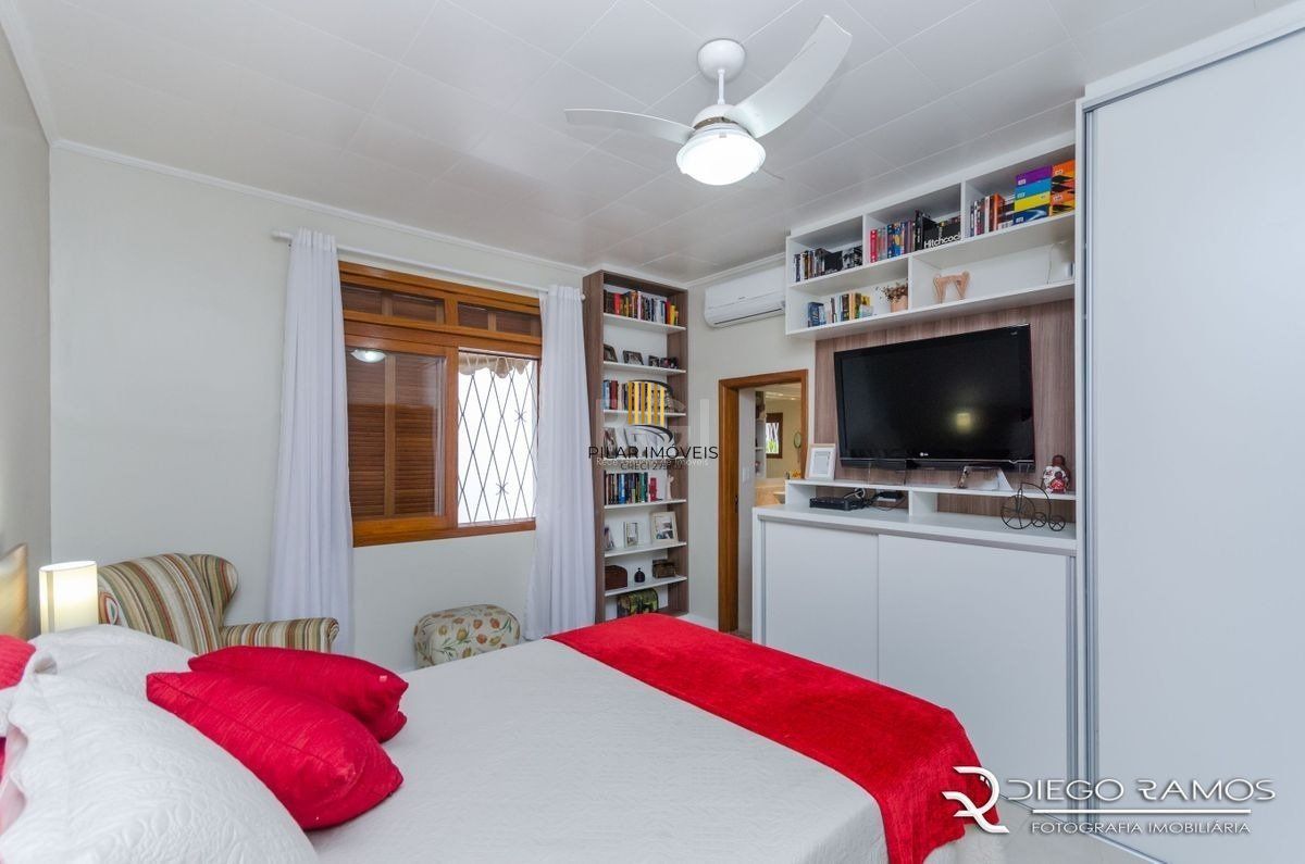 Casa para Venda - 216m², 4 dormitórios, sendo 1 suites, 4 vagas - Menino Deus