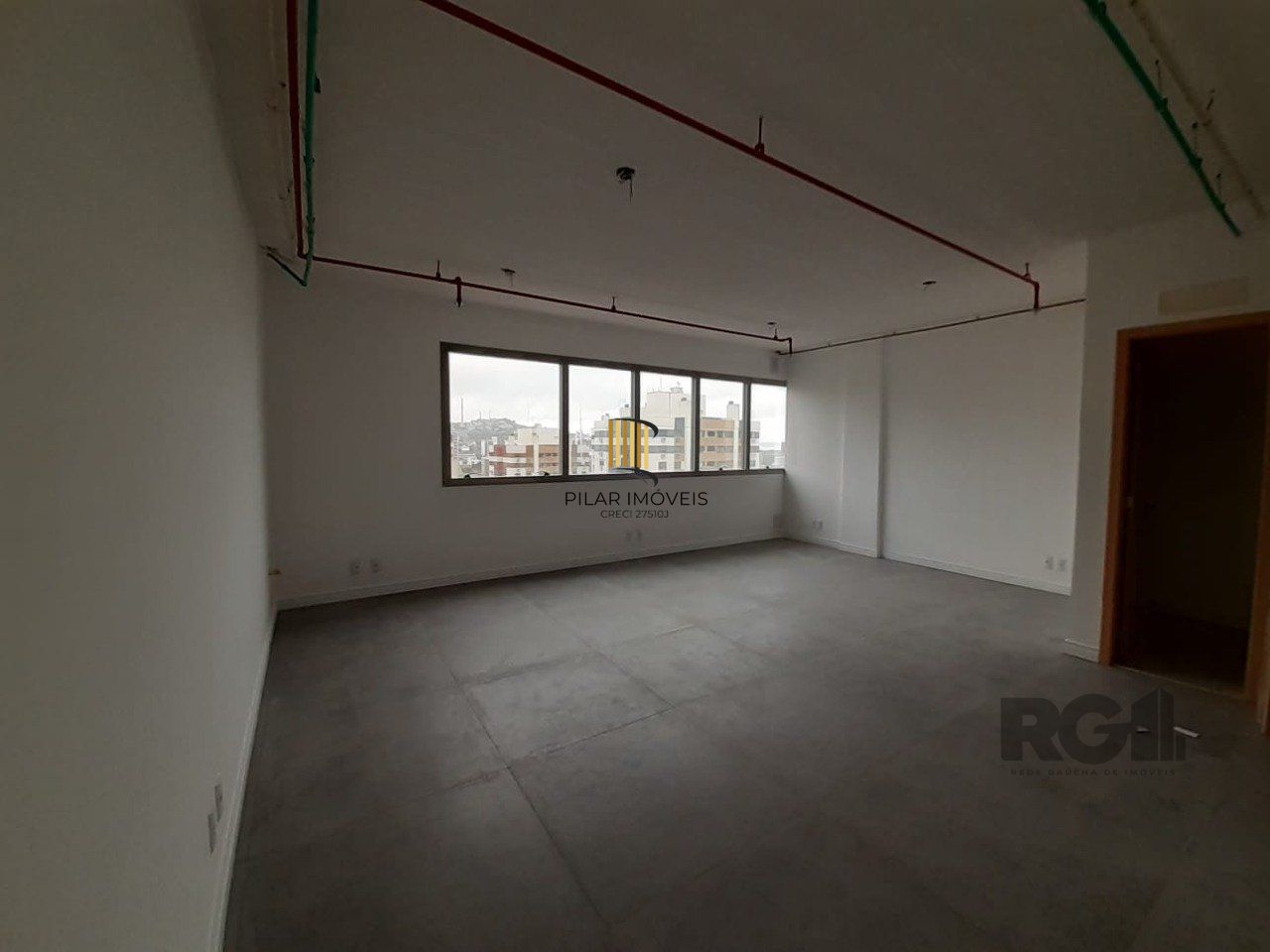 Excelente sala comercial no Menino Deus, com uma vaga de garagem.