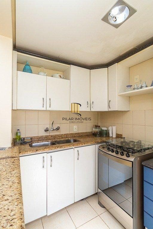   Apartamento de um quarto, suíte e uma vaga de garagem no bairro Menino Deus em Porto Alegre.