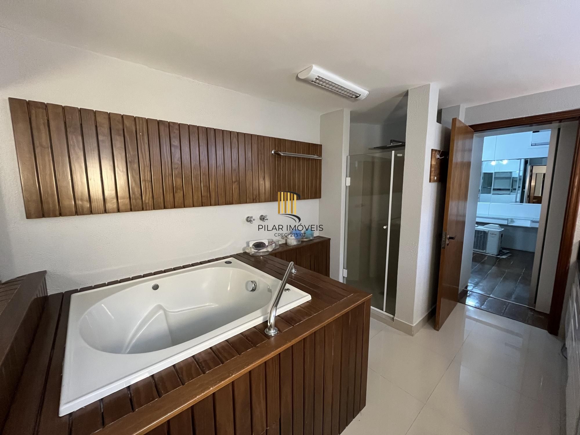 Apartamento de 3 quartos, suíte e 2 vagas de garagem no bairro Farroupilha POA