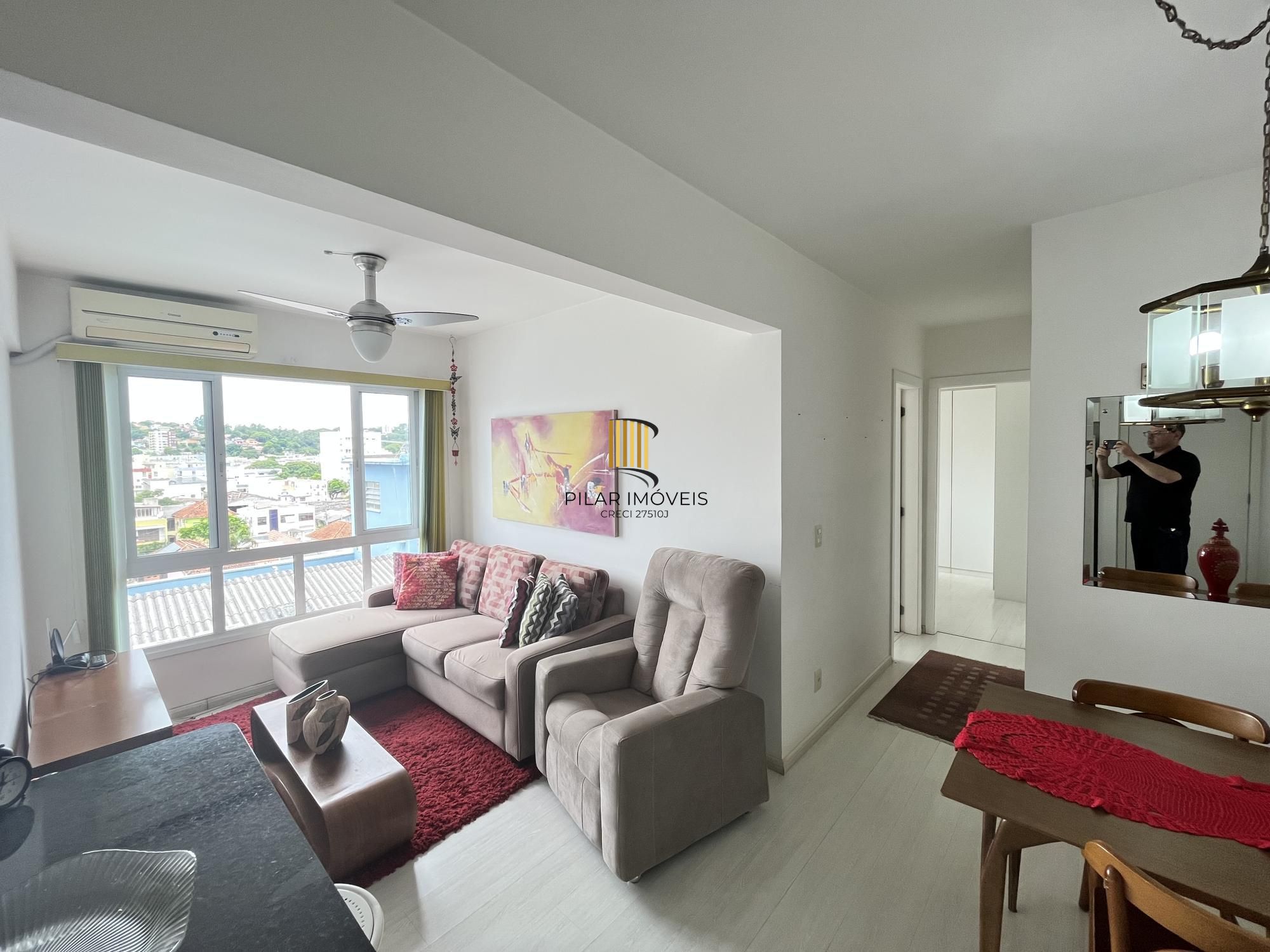 Apartamento de 2 quartos, suíte e 1 vaga de garagem no bairro Azenha em POA/RS