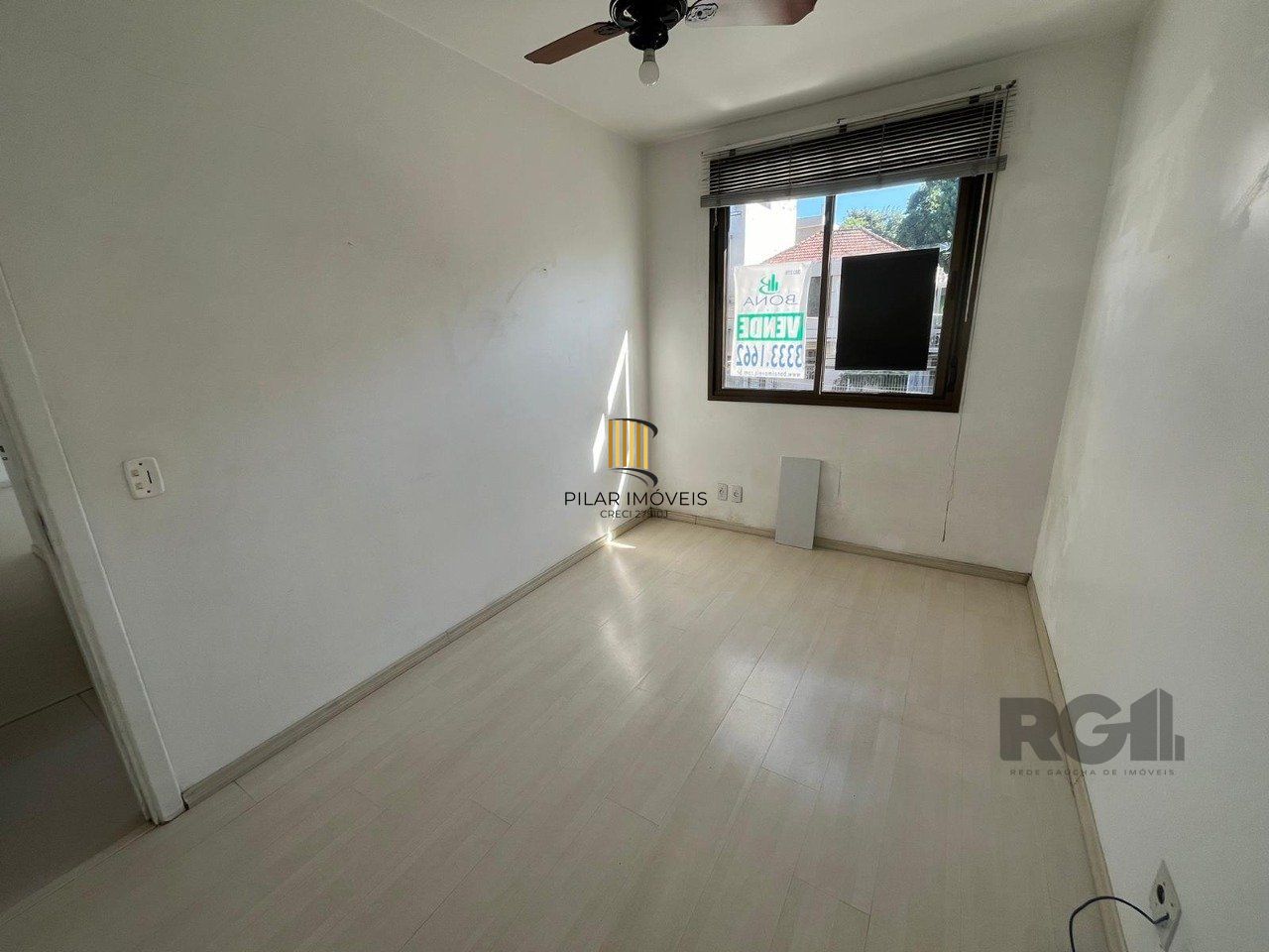 Apartamento de três quartos, suíte, churrasqueira e duas vagas de garagem (box duplo) no bairro Auxiliadora em Porto Alegre.