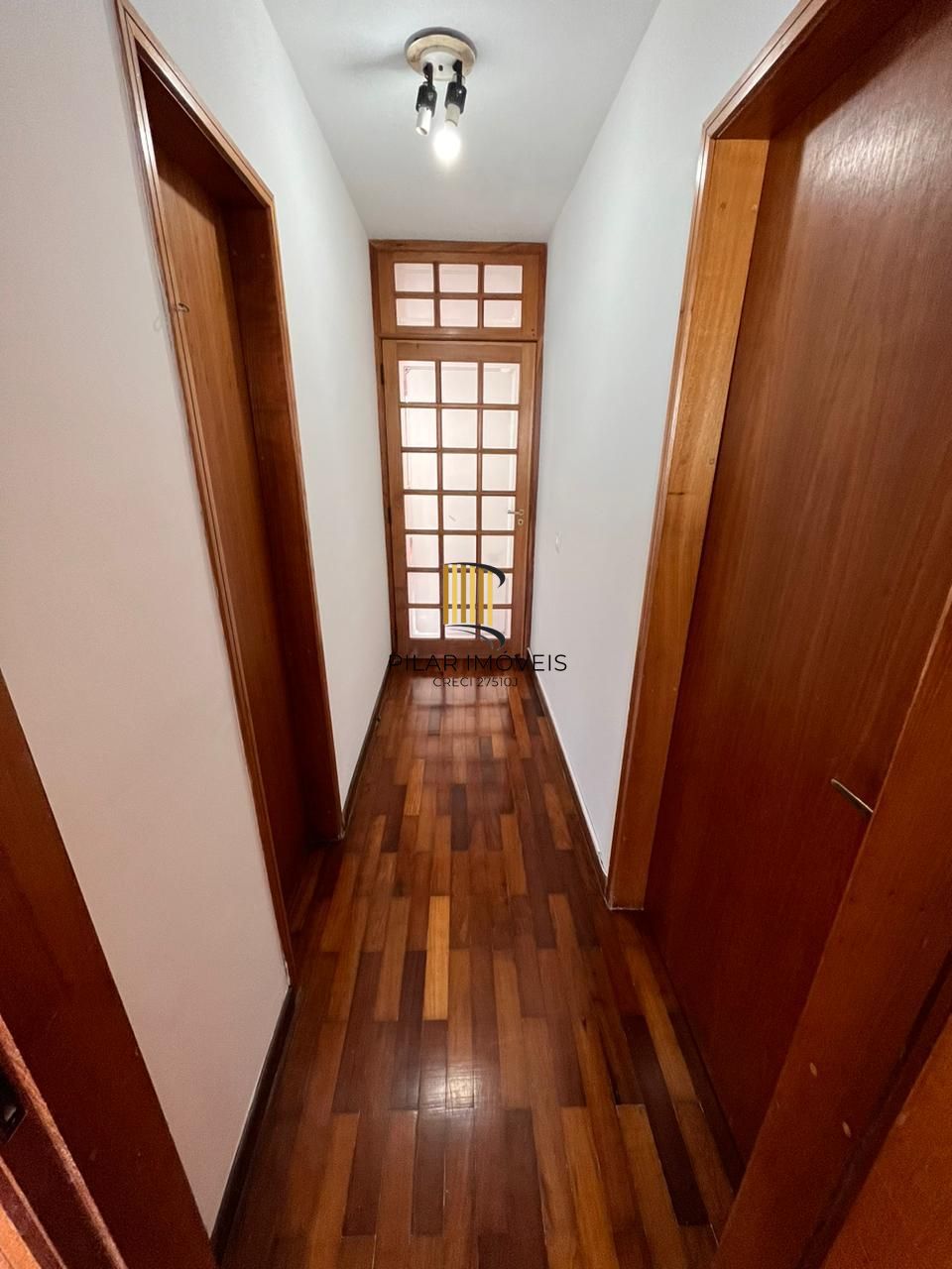 Apartamento de dois quartos e uma vaga de garagem no bairro Petrópolis em POA/RS