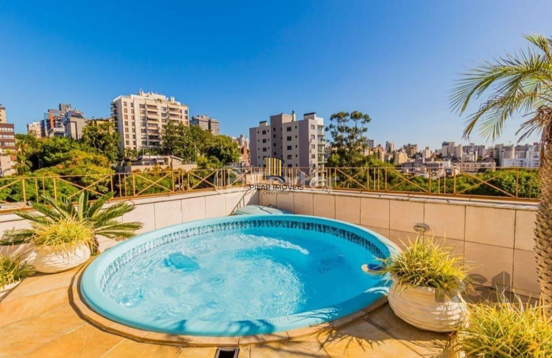 Apartamento de três quartos, suíte, churrasqueira e duas vagas de garagem (box duplo) no bairro Auxiliadora em Porto Alegre.