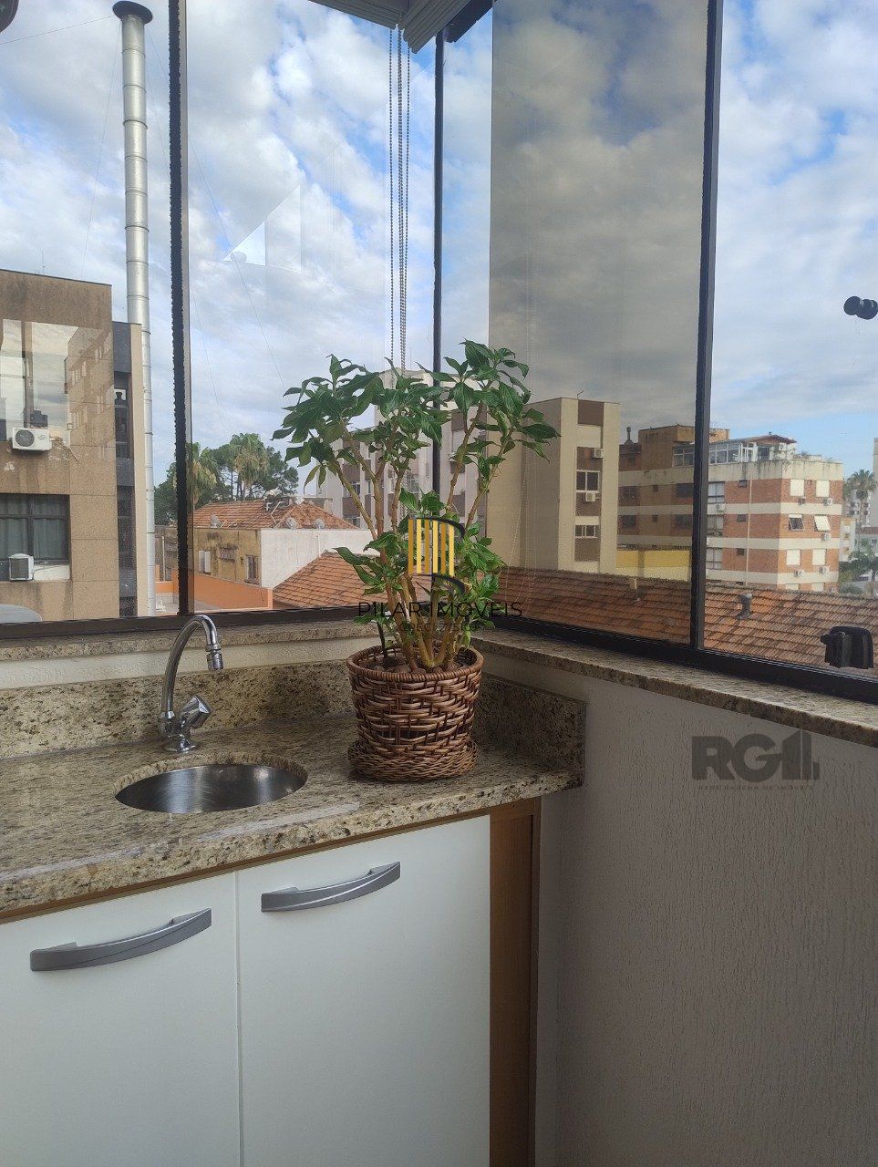 Apartamento para Venda - 72.98m², 3 dormitórios, suíte e 1 vaga - Menino Deus