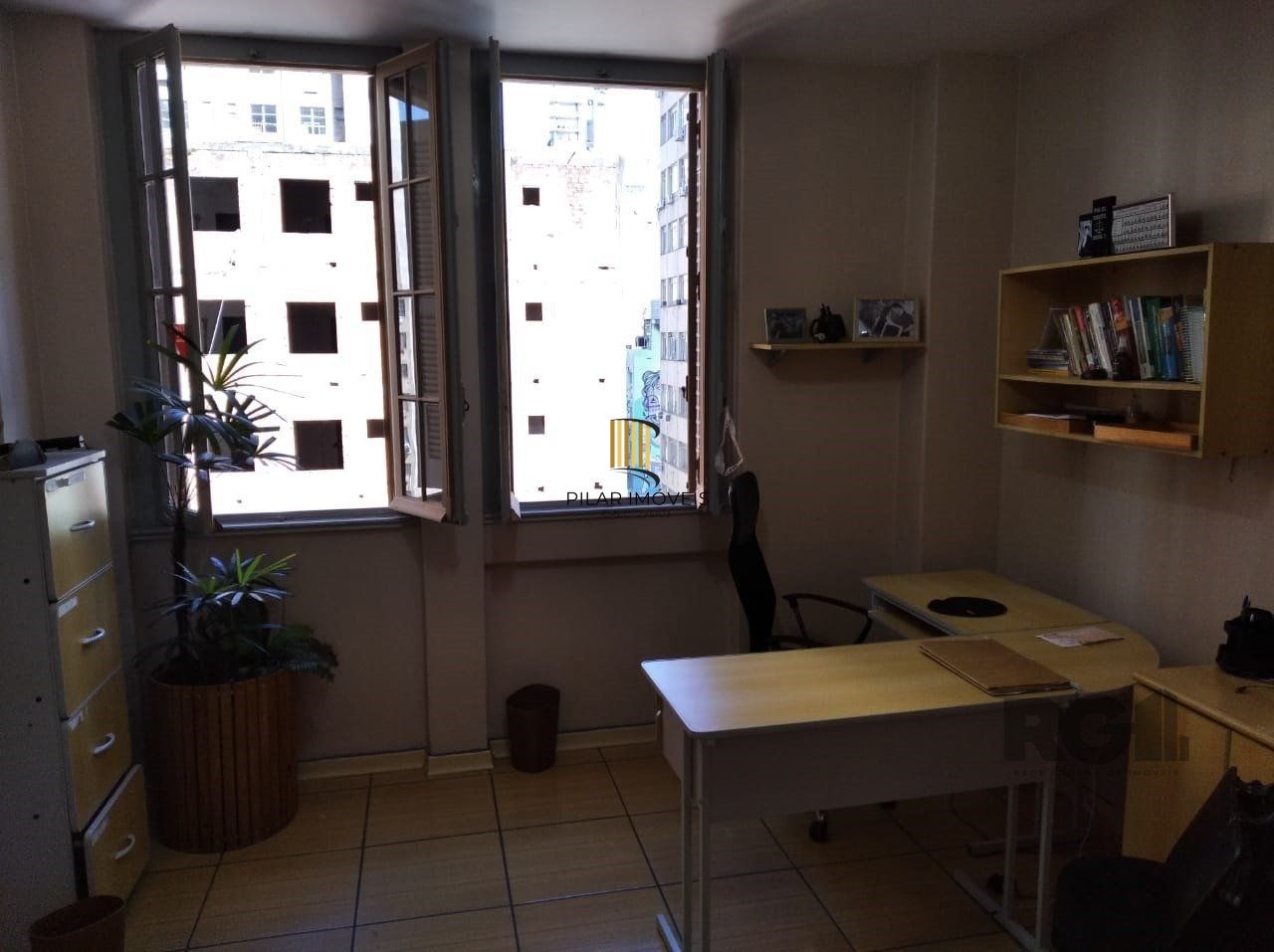 Vende sala com excelente localização próximo do Mercado Público, frente, andar alto. Condomínio oferece: Portaria em horário comercial, elevadores e câmeras de vigilância.