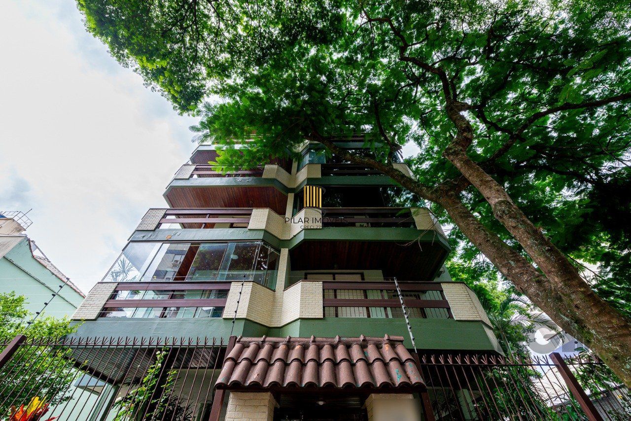 Apartamento de três quartos, suíte e uma vaga de garagem no bairro Petrópolis em Porto Alegre.