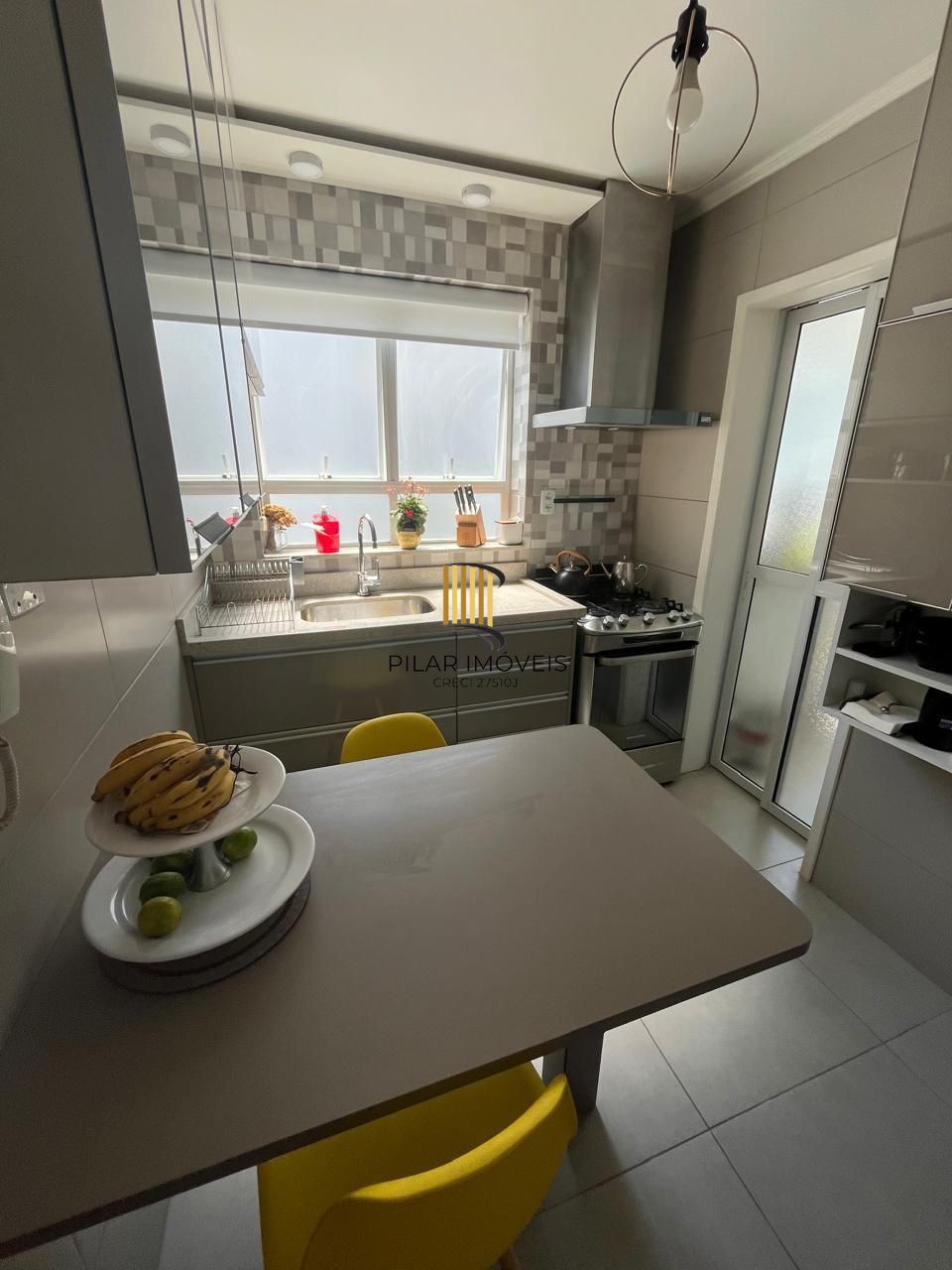 Apartamento de 2 quartos, 2 banheiros e 1 vaga de garagem no bairro Santana POA