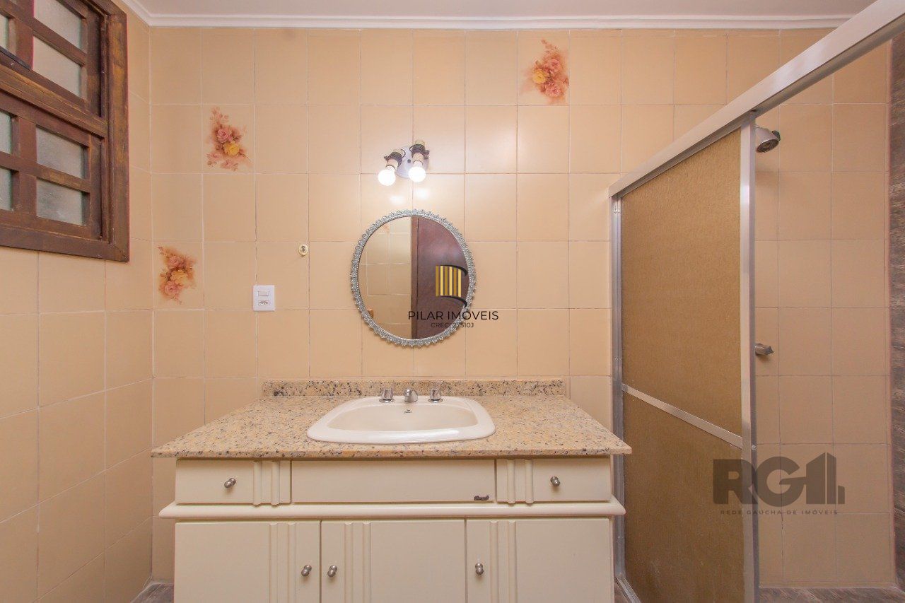 Casa de três quartos, suíte e Três vagas de garagem no bairro São João em POA/RS