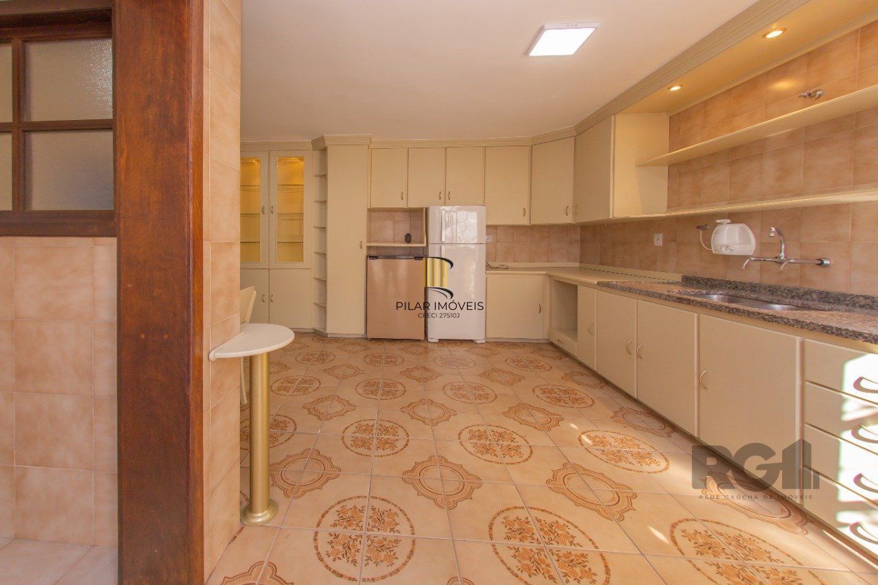 Casa de três quartos, suíte e Três vagas de garagem no bairro São João em POA/RS