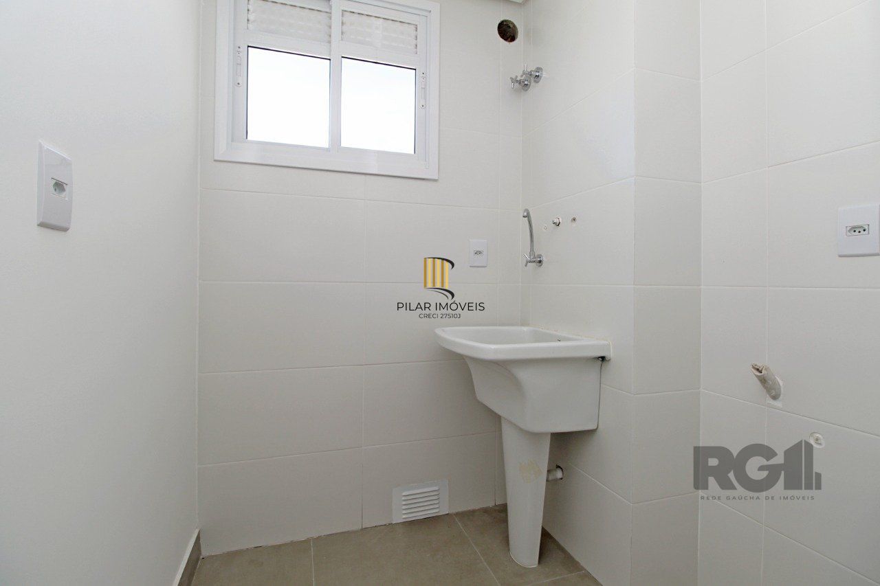Apartamento de dois dormitórios, suíte e uma vaga de garagem no bairro Petrópolis em Porto Alegre.