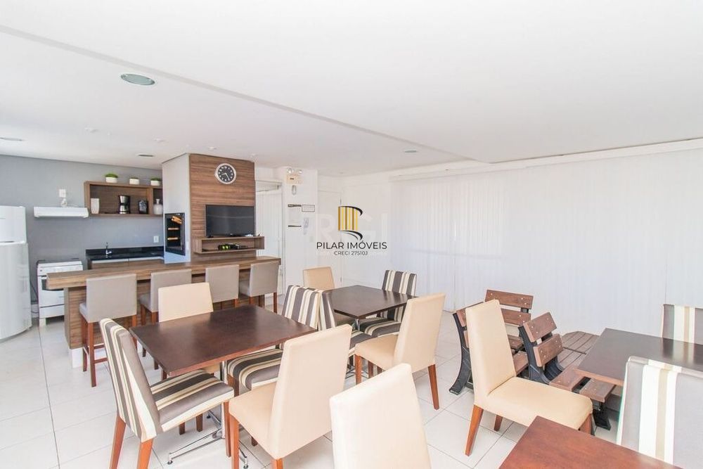 Apartamento de 2 quartos, suíte e 1 vaga de garagem no bairro Azenha em POA/RS